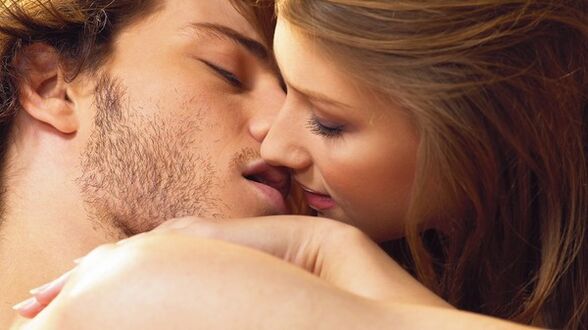 تقبيل النساء الرجال بمنتجات محسّنة