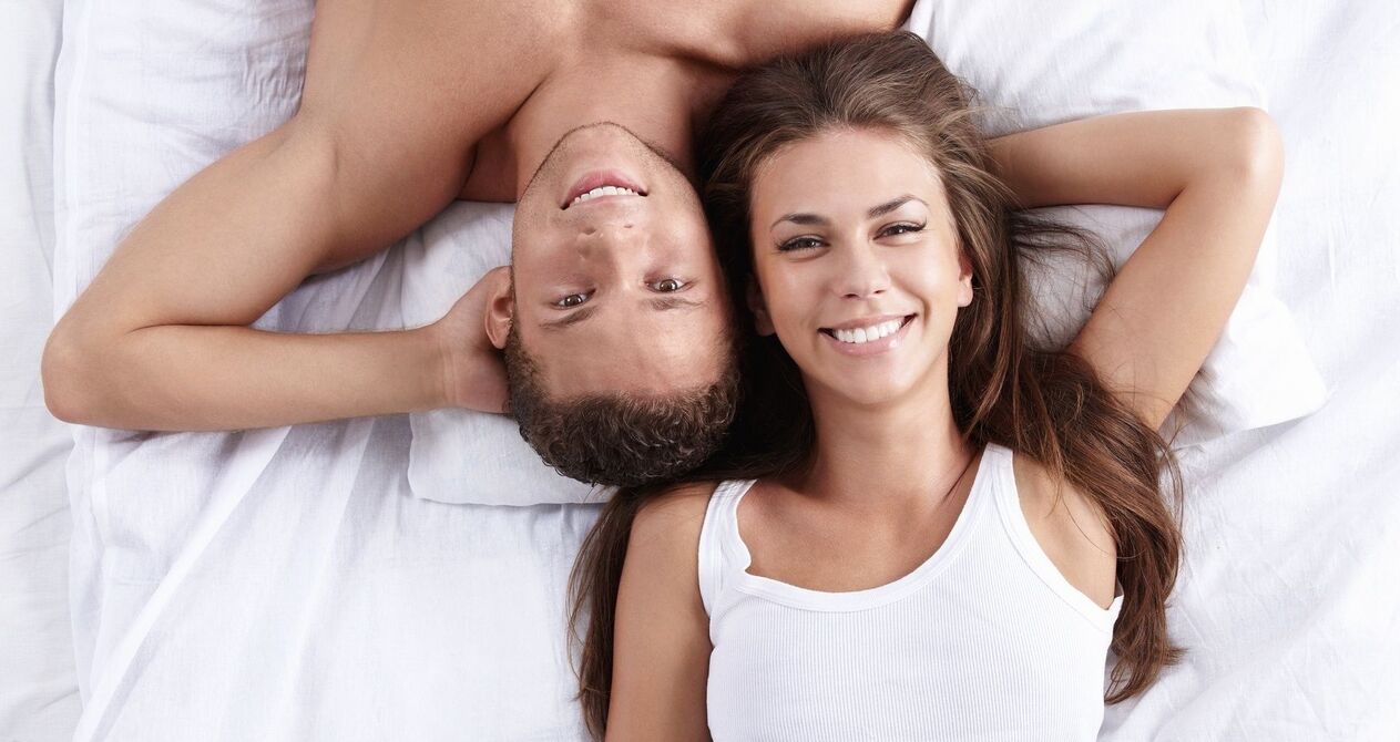 امرأة ورجل محسّن جنسيًا يتشاركان في نفس السرير