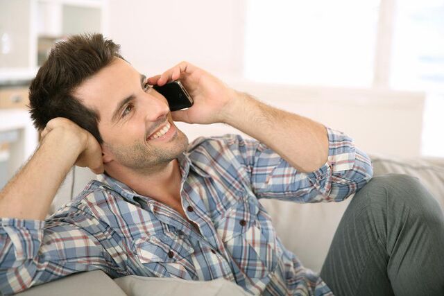 الشعور بالإثارة لأن الرجال يتحدثون إلى النساء على الهاتف لفترة طويلة